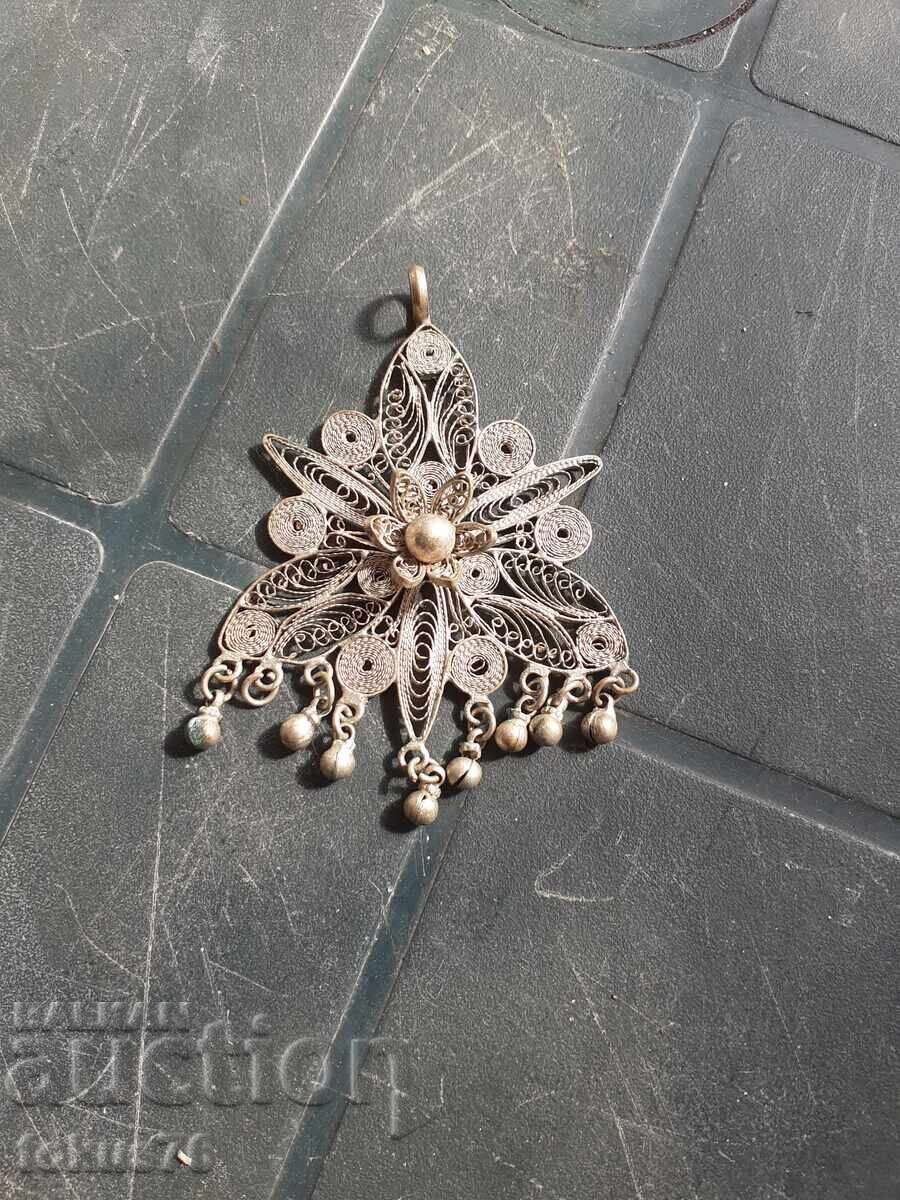 Auction Beautiful filigree pendant jewelry Auction Beautiful filigree pendant jewelry