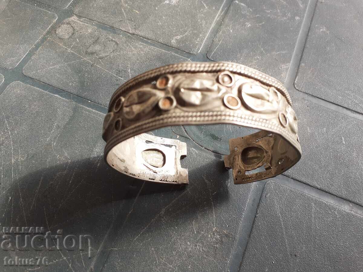 Delivery of Old women's bracelet - costume Delivery of Old women's bracelet - costume