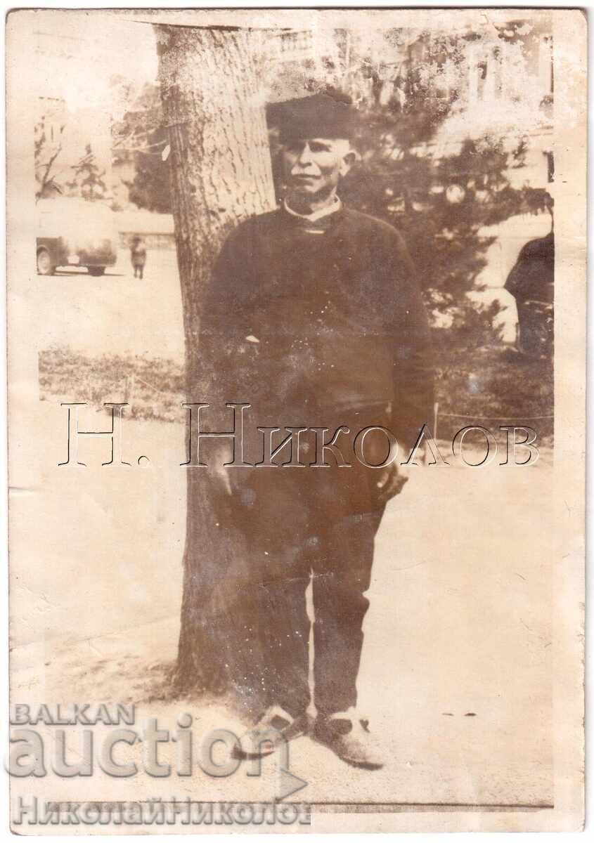 OLD PHOTOGRAPH OF AN ELDERLY MAN WITH A HAT D516