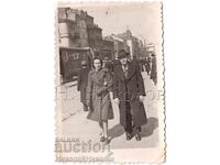 SMALL OLD PHOTO SOFIA YOUNG COUPLE ON A WALK D517