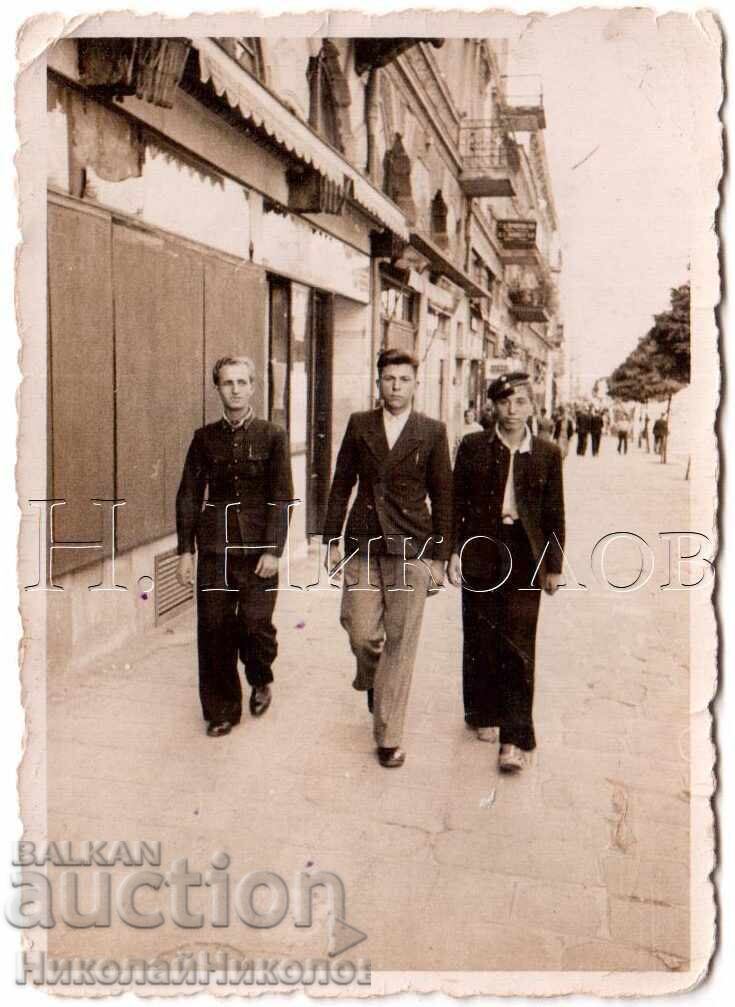 1941 SMALL OLD PHOTO SOFIA YOUTH ON A WALK D518 1941 SMALL OLD PHOTO SOFIA YOUTH ON A WALK D518