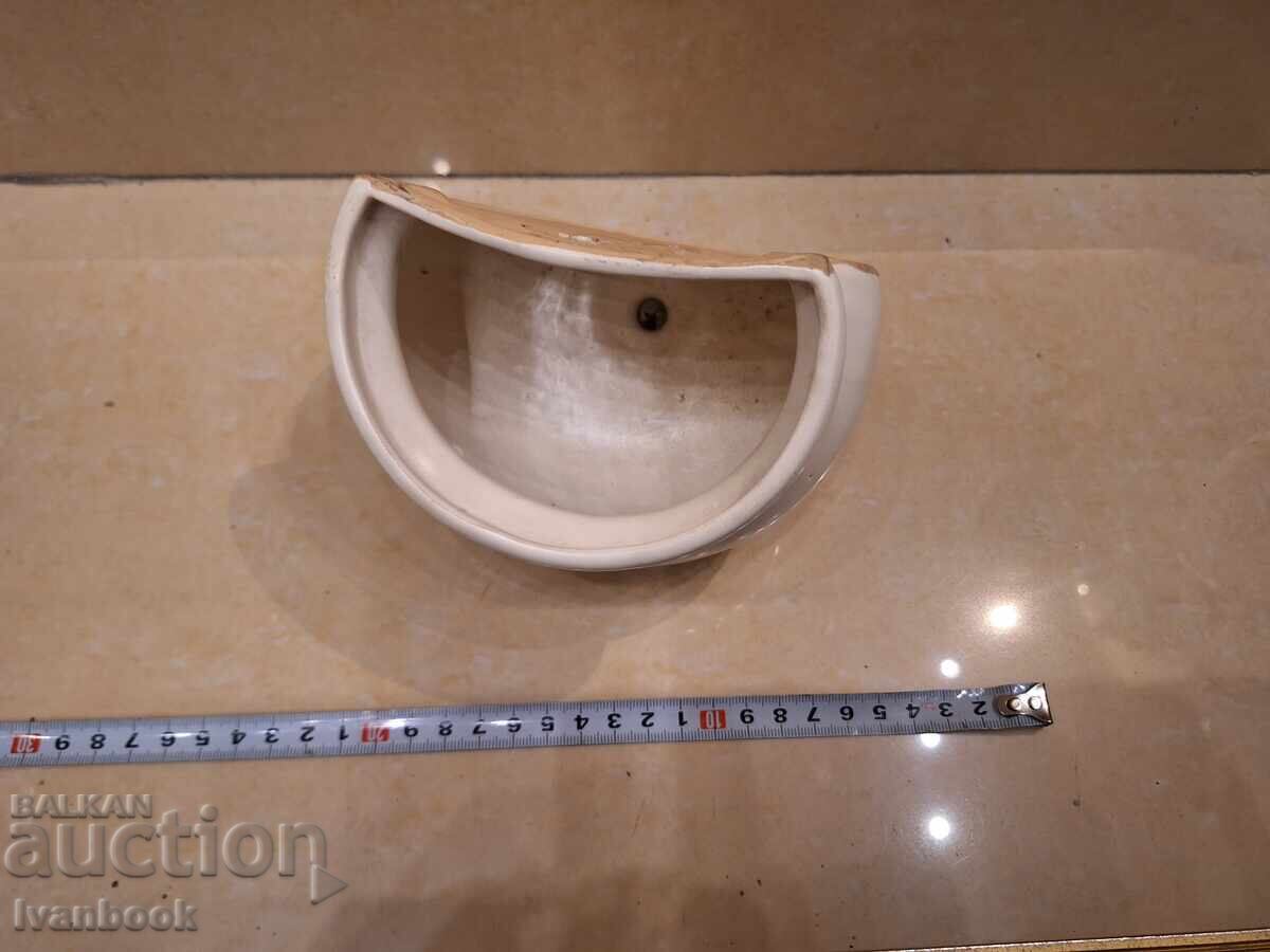 Vaza de perete din portelan cu preț 9.00 BGN | € 4.60 Vaza de perete din portelan cu preț 9.00 BGN | € 4.60