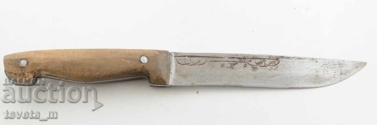 Antique knife with wooden handle and scabbard with price 15.00 BGN | € 7.67 Antique knife with wooden handle and scabbard with price 15.00 BGN | € 7.67
