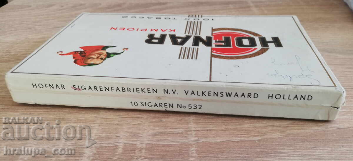 Delivery of Old Hofnar cigar box Delivery of Old Hofnar cigar box