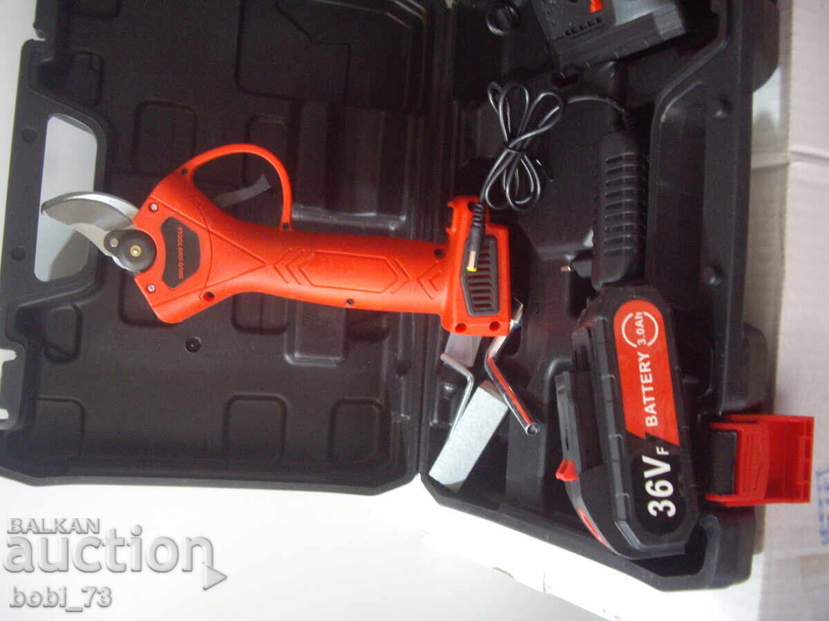 Cordless vineyard shears. Cordless vineyard shears.