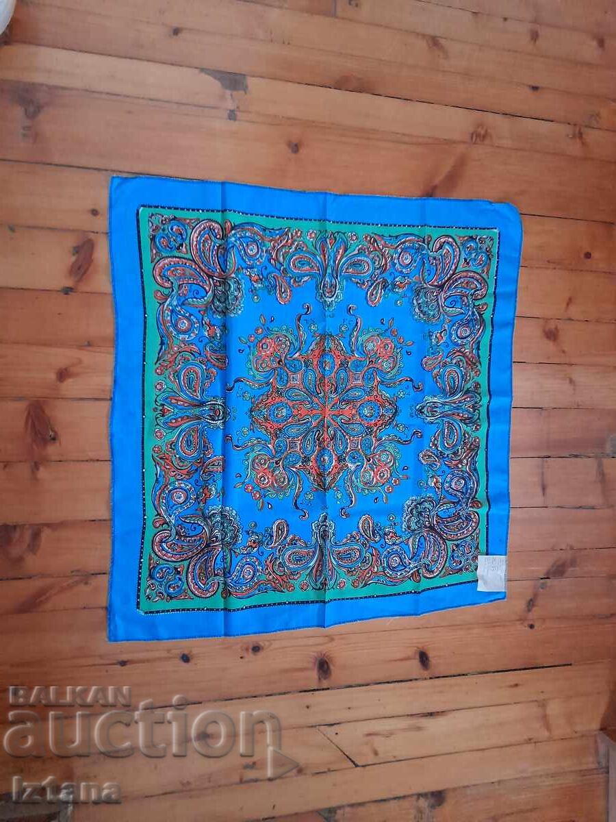 Eșarfă veche pe cap cu preț 27.00 BGN | € 13.80 Eșarfă veche pe cap cu preț 27.00 BGN | € 13.80