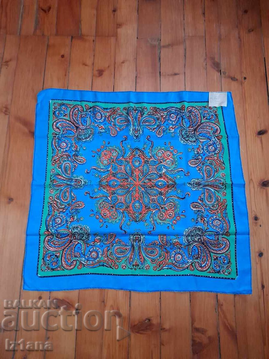 Eșarfă veche pe cap Eșarfă veche pe cap