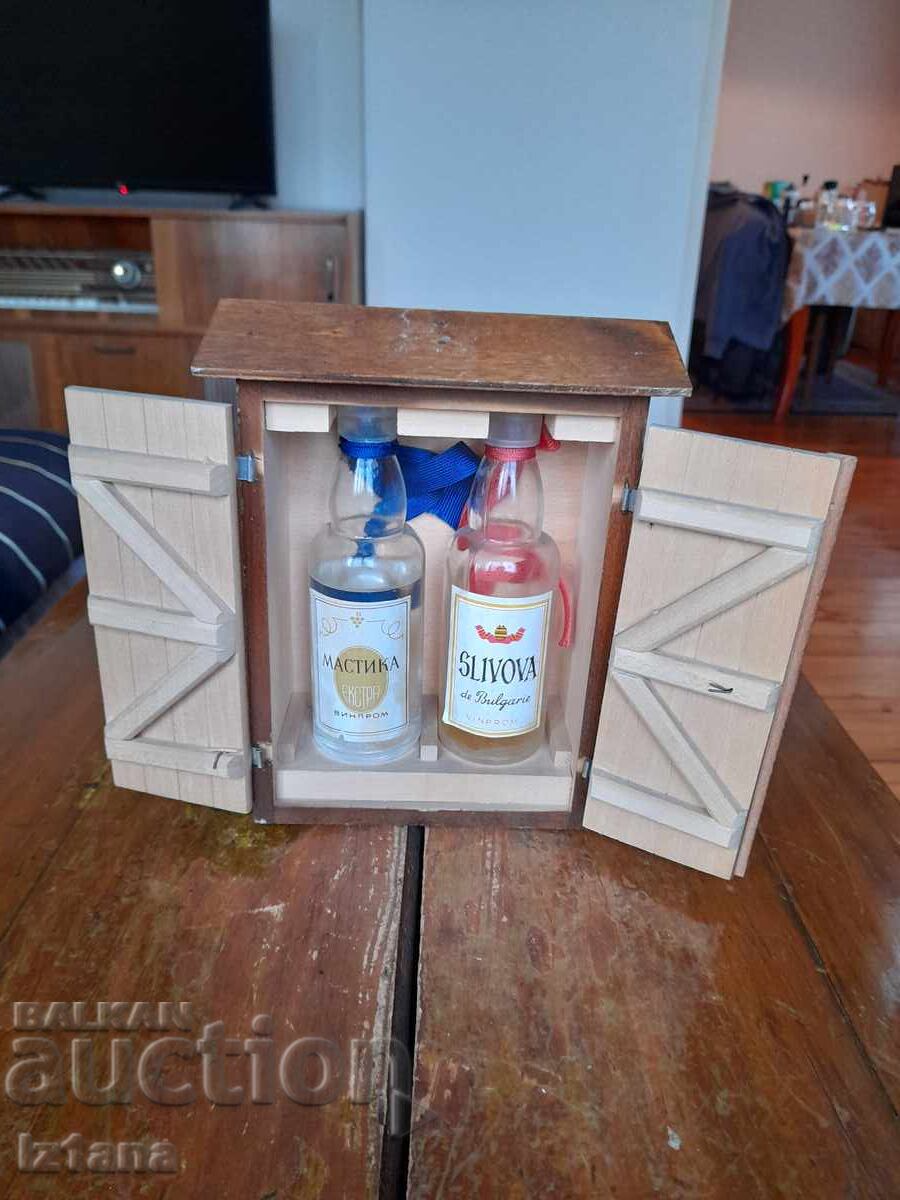 Licitație Sticle vechi de suveniruri de Mastic și Slivova Licitație Sticle vechi de suveniruri de Mastic și Slivova