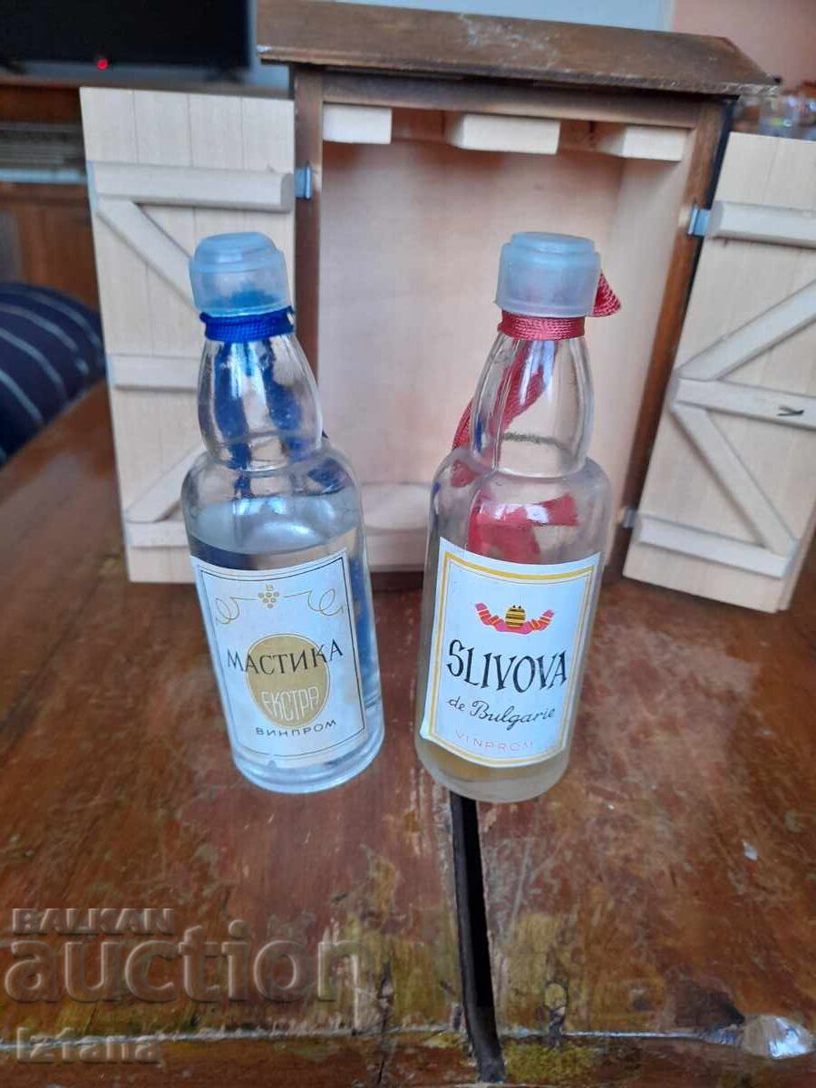 Livrarea Sticle vechi de suveniruri de Mastic și Slivova Livrarea Sticle vechi de suveniruri de Mastic și Slivova