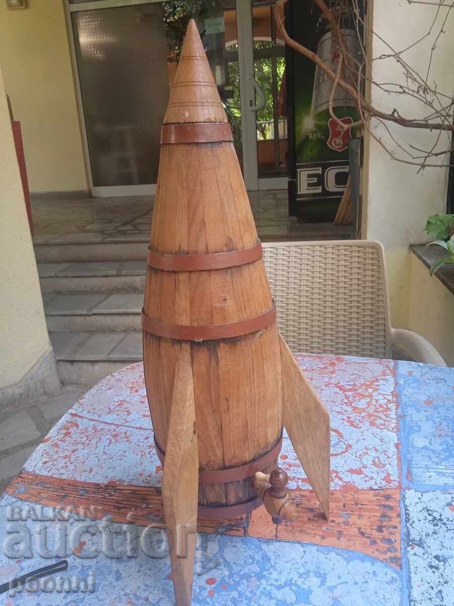 Παράδοση Παλιό βαρέλι σε σχήμα πυραύλου Παράδοση Παλιό βαρέλι σε σχήμα πυραύλου