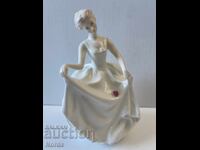 Красива порцеланова фигурка ROYAL DOULTON