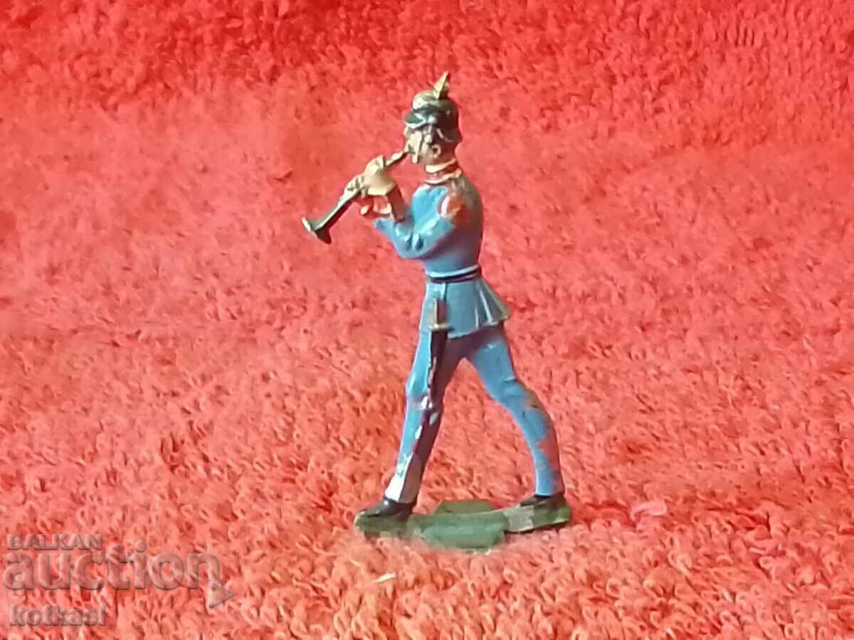 Veche figură din metal a unui soldat muzician