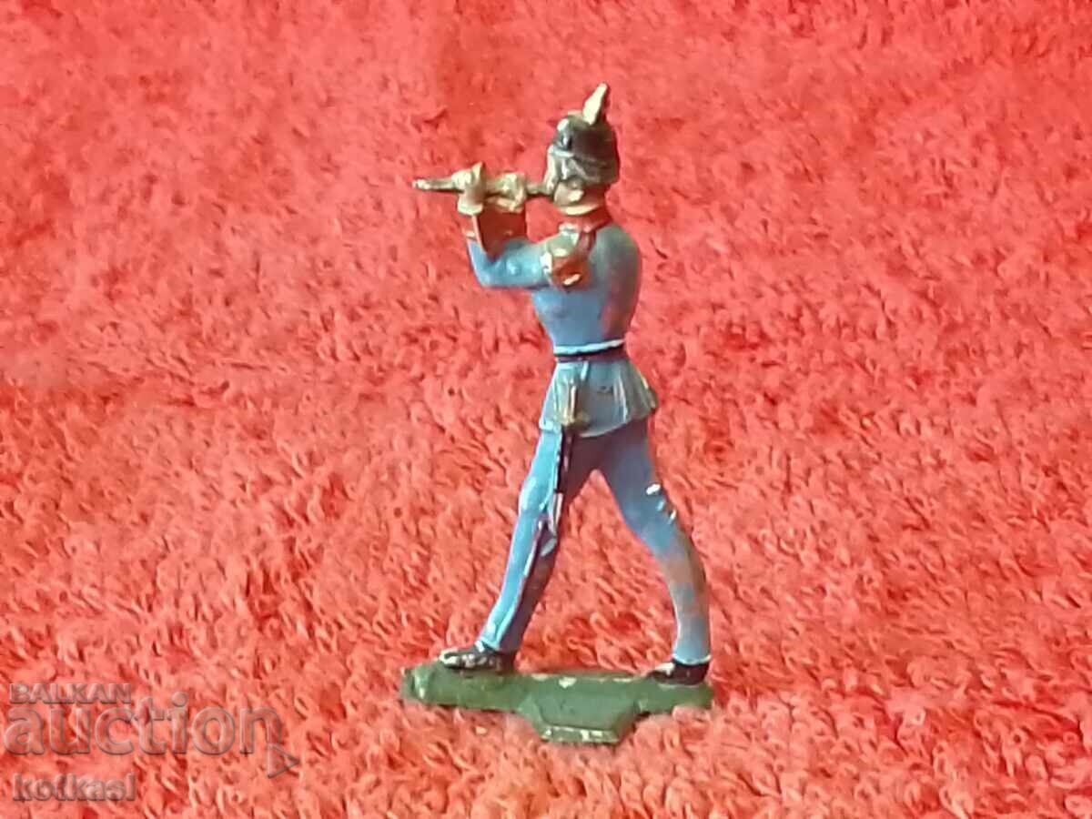 Veche figură din metal a unui soldat muzician