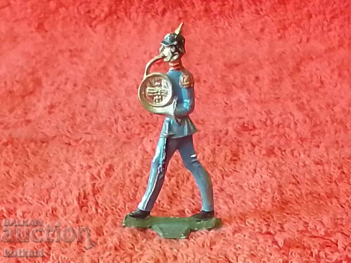 Veche figură din metal a unui soldat muzician