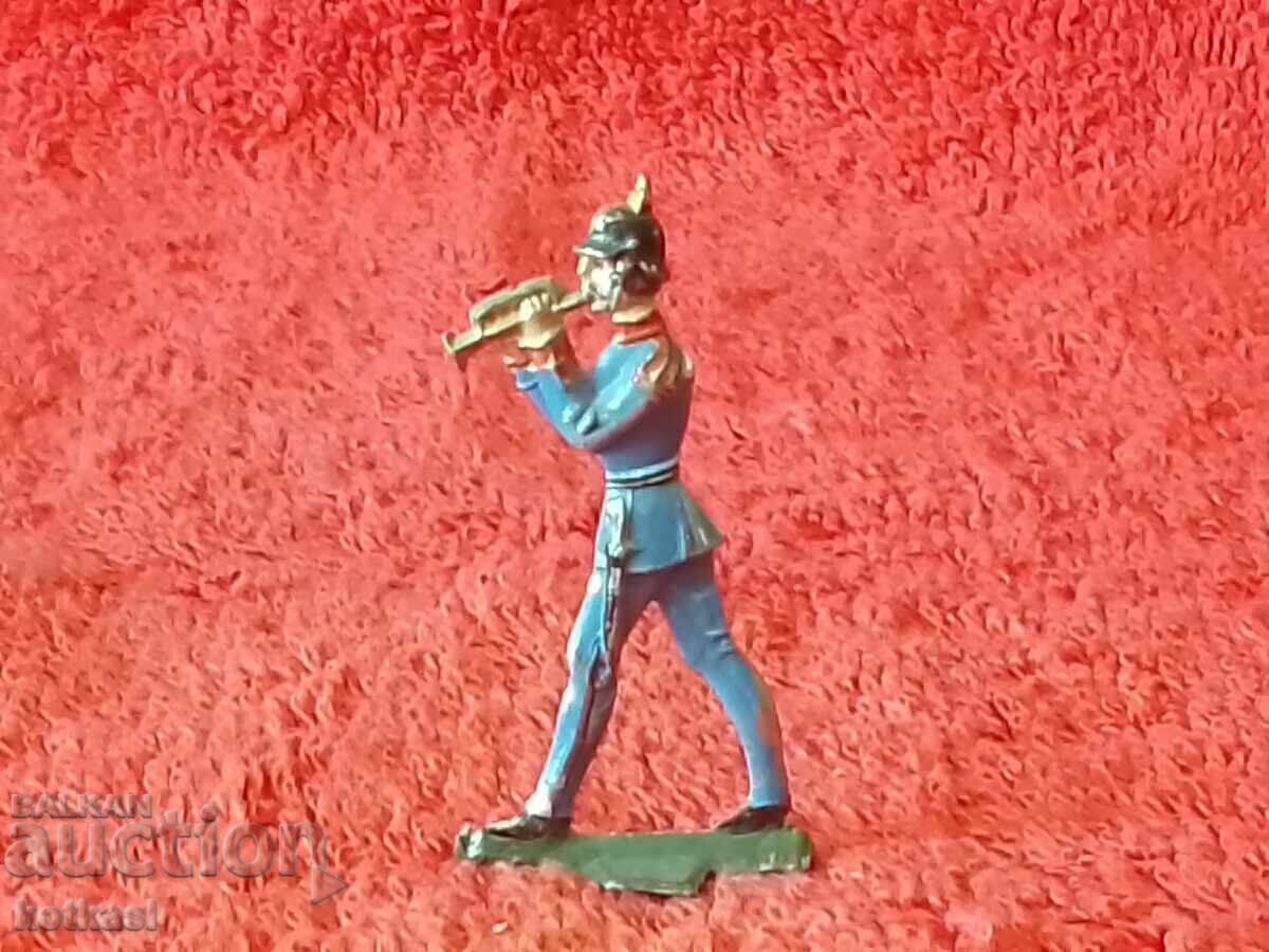 Veche figură din metal a unui soldat muzician