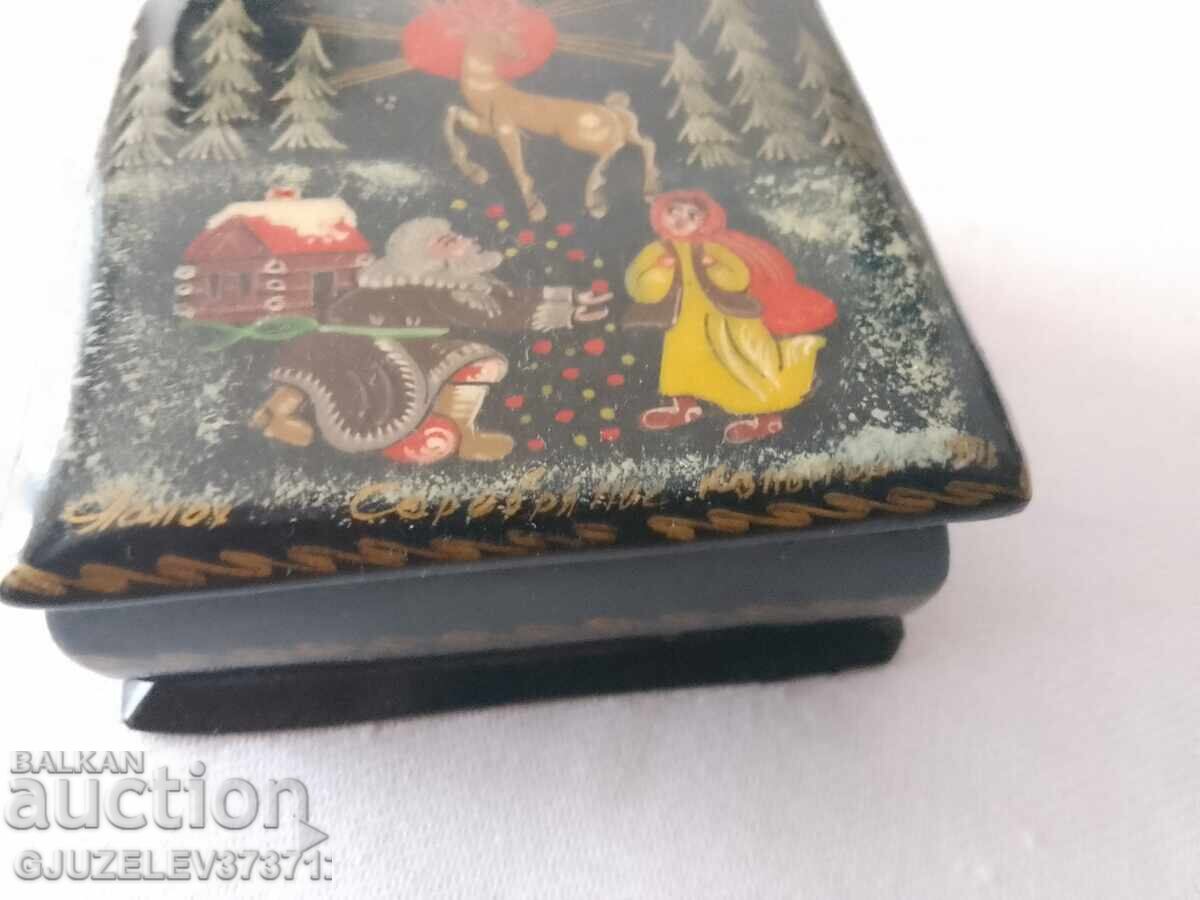 Delivery of Russian hand-painted papier-mâché box