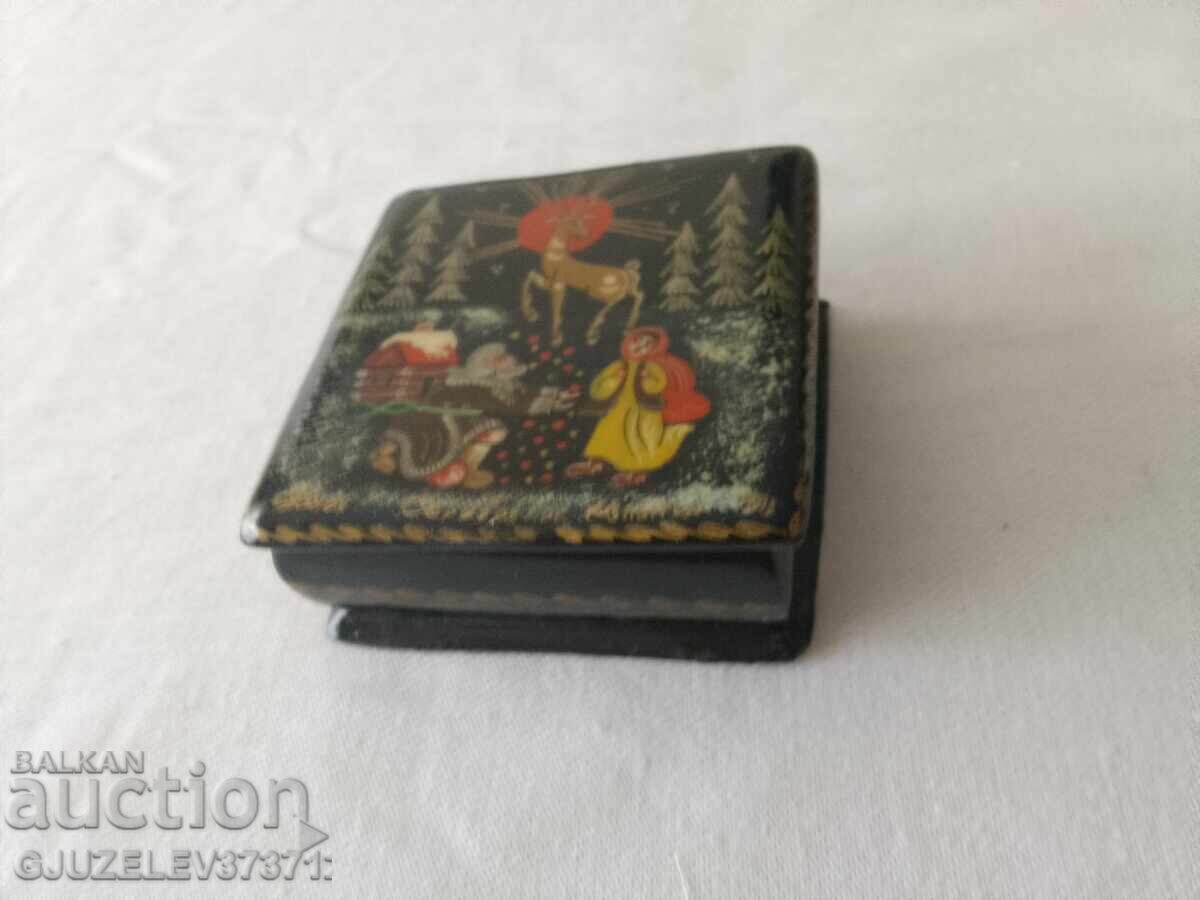 Russian hand-painted papier-mâché box - 6