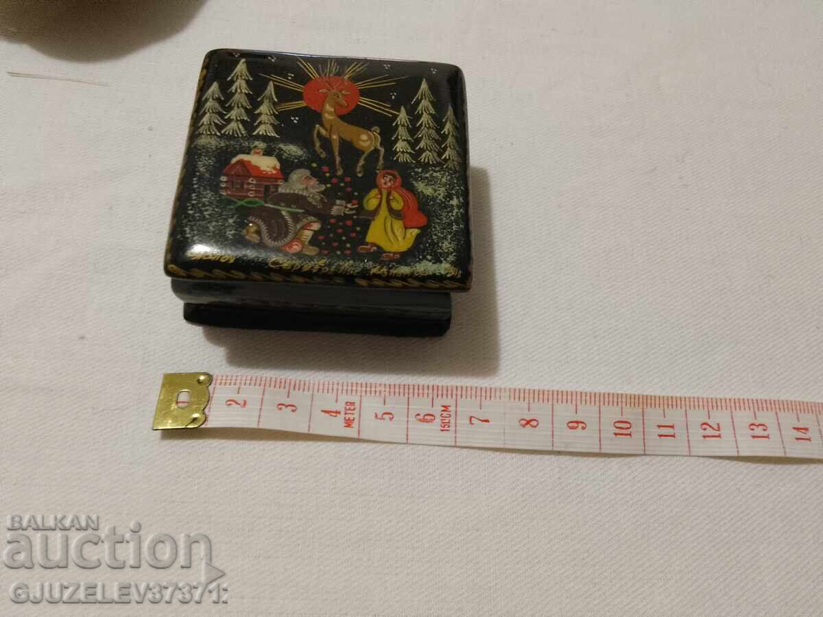 Russian hand-painted papier-mâché box - 7