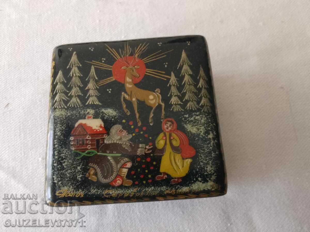 Russian hand-painted papier-mâché box