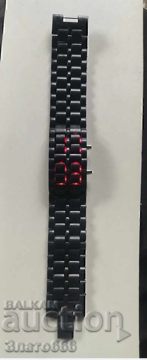 Electronic wristwatch Electronic wristwatch