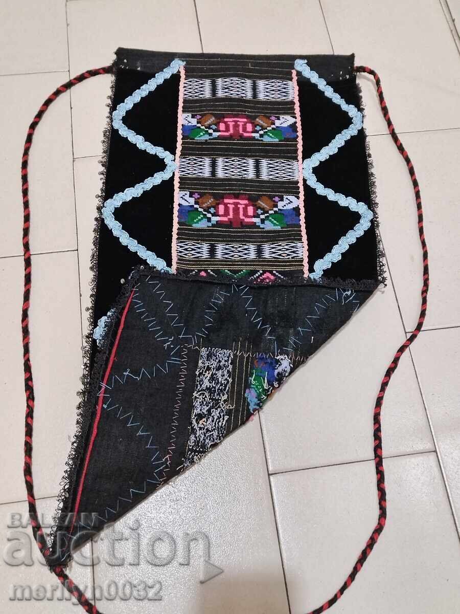 Licitație Broderie vechi șorț beteală, costum, pânză Licitație Broderie vechi șorț beteală, costum, pânză