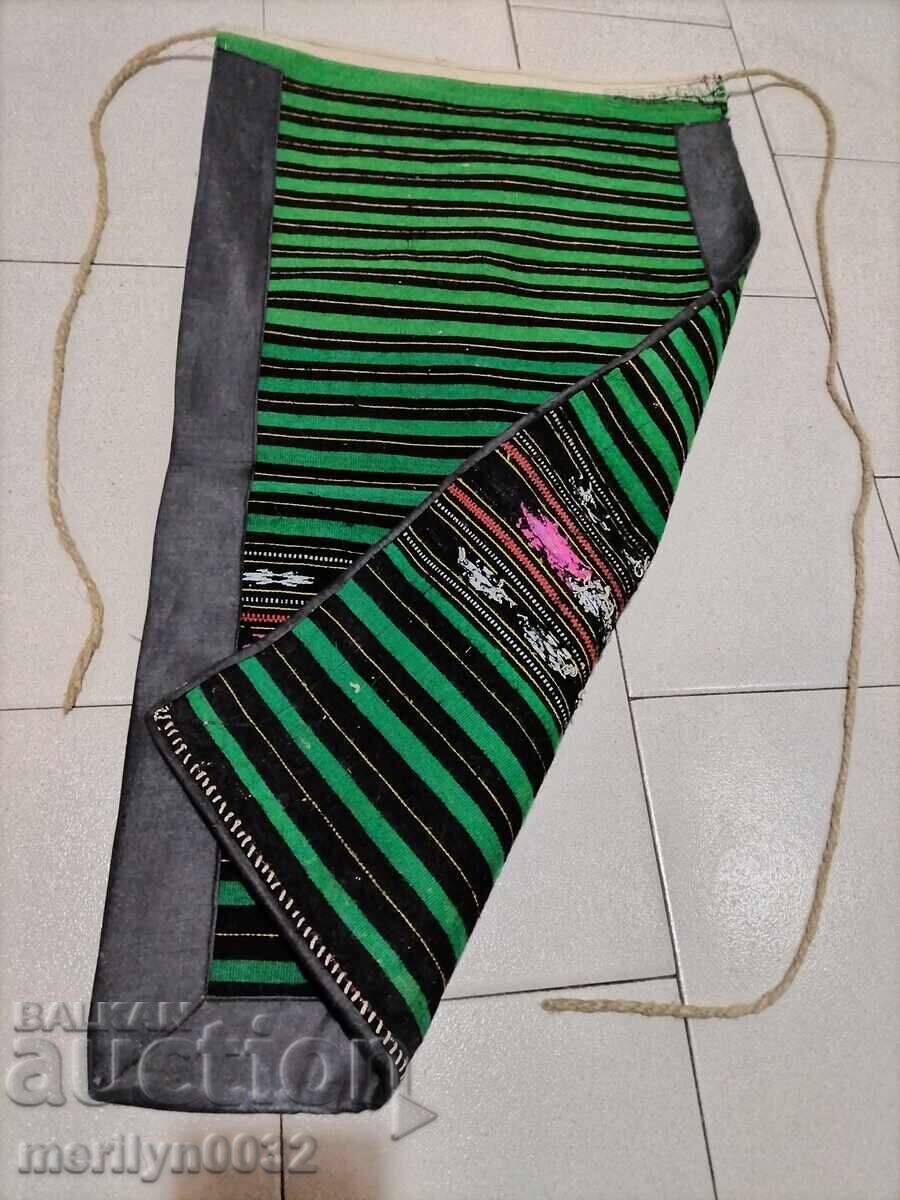 Licitație Broderie vechi șorț beteală, costum, pânză Licitație Broderie vechi șorț beteală, costum, pânză