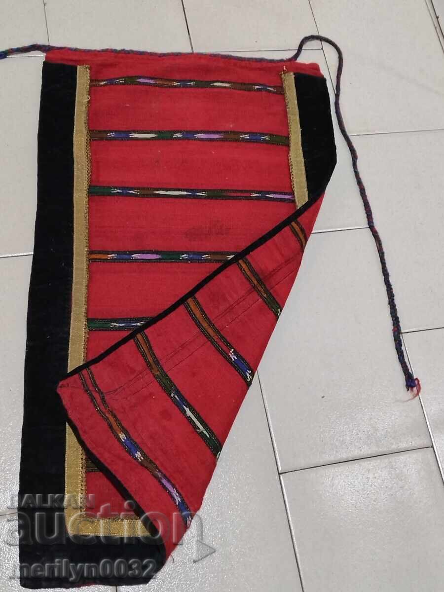 Licitație Broderie vechi șorț beteală, costum, pânză Licitație Broderie vechi șorț beteală, costum, pânză