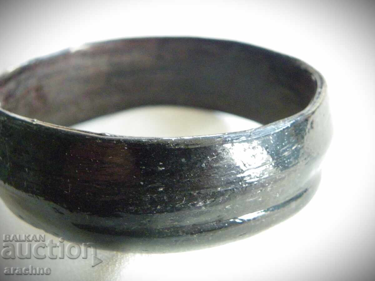 Brățară veche de sticlă otomană cu preț 110.00 BGN | € 56.24 Brățară veche de sticlă otomană cu preț 110.00 BGN | € 56.24