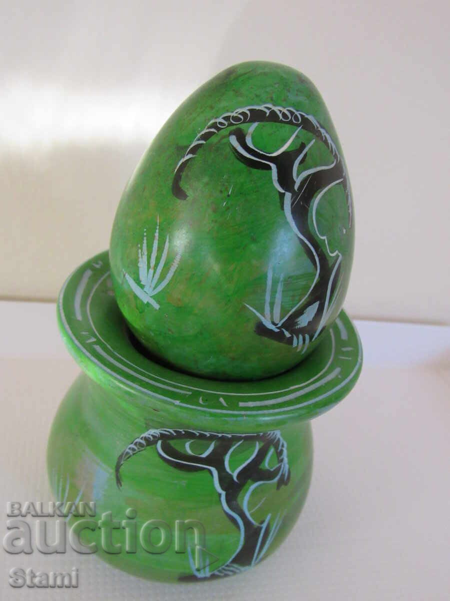 Аукцион Декоративно яйце с поставка, изработено от сапунен камък Аукцион Декоративно яйце с поставка, изработено от сапунен камък