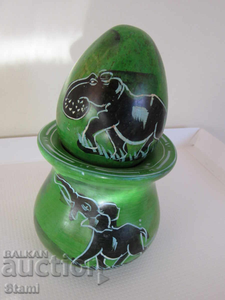 Декоративно яйце с поставка, изработено от сапунен камък Декоративно яйце с поставка, изработено от сапунен камък