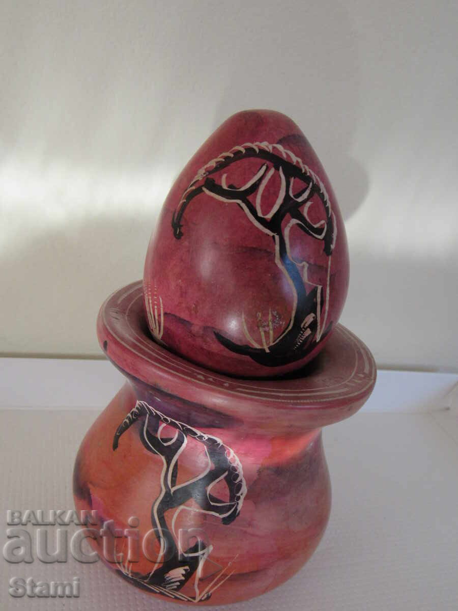 Декоративно яйце с поставка, изработено от сапунен камък с цена 55.00 лв. | € 28.12 Декоративно яйце с поставка, изработено от сапунен камък с цена 55.00 лв. | € 28.12