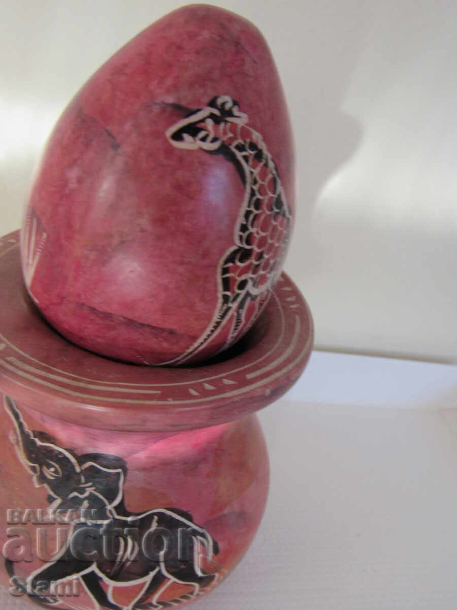 Аукцион Декоративно яйце с поставка, изработено от сапунен камък Аукцион Декоративно яйце с поставка, изработено от сапунен камък