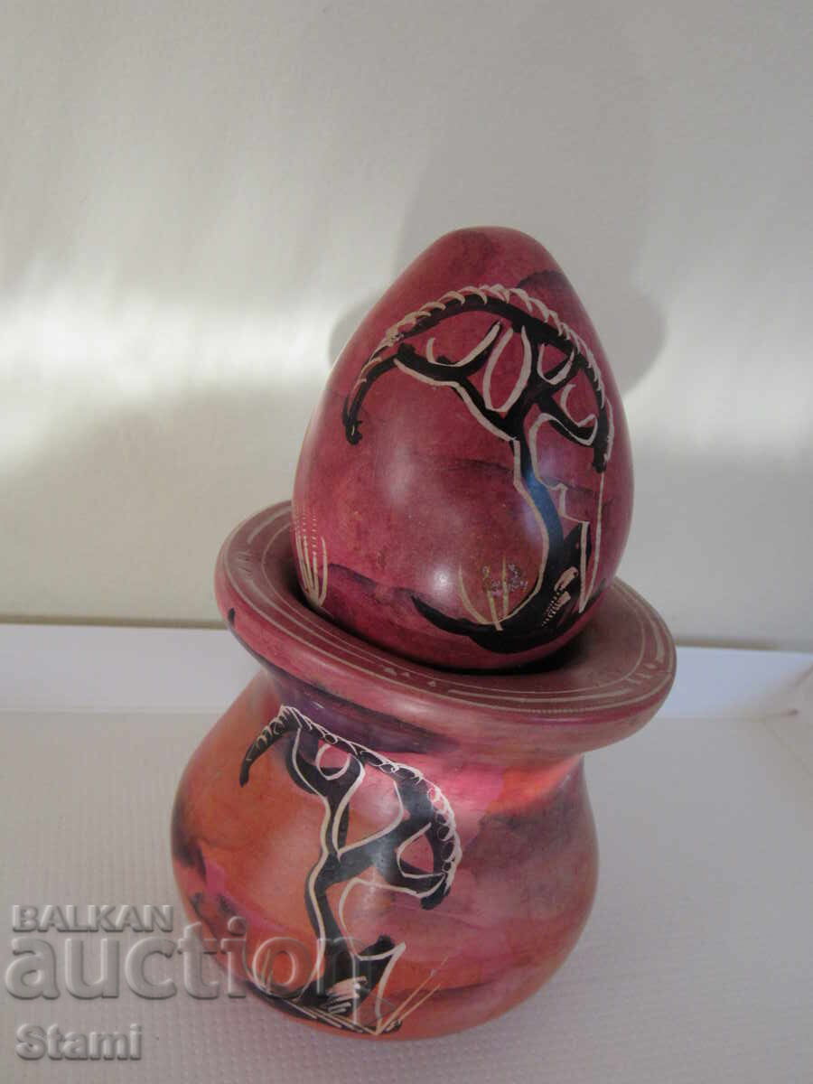 Декоративно яйце с поставка, изработено от сапунен камък Декоративно яйце с поставка, изработено от сапунен камък