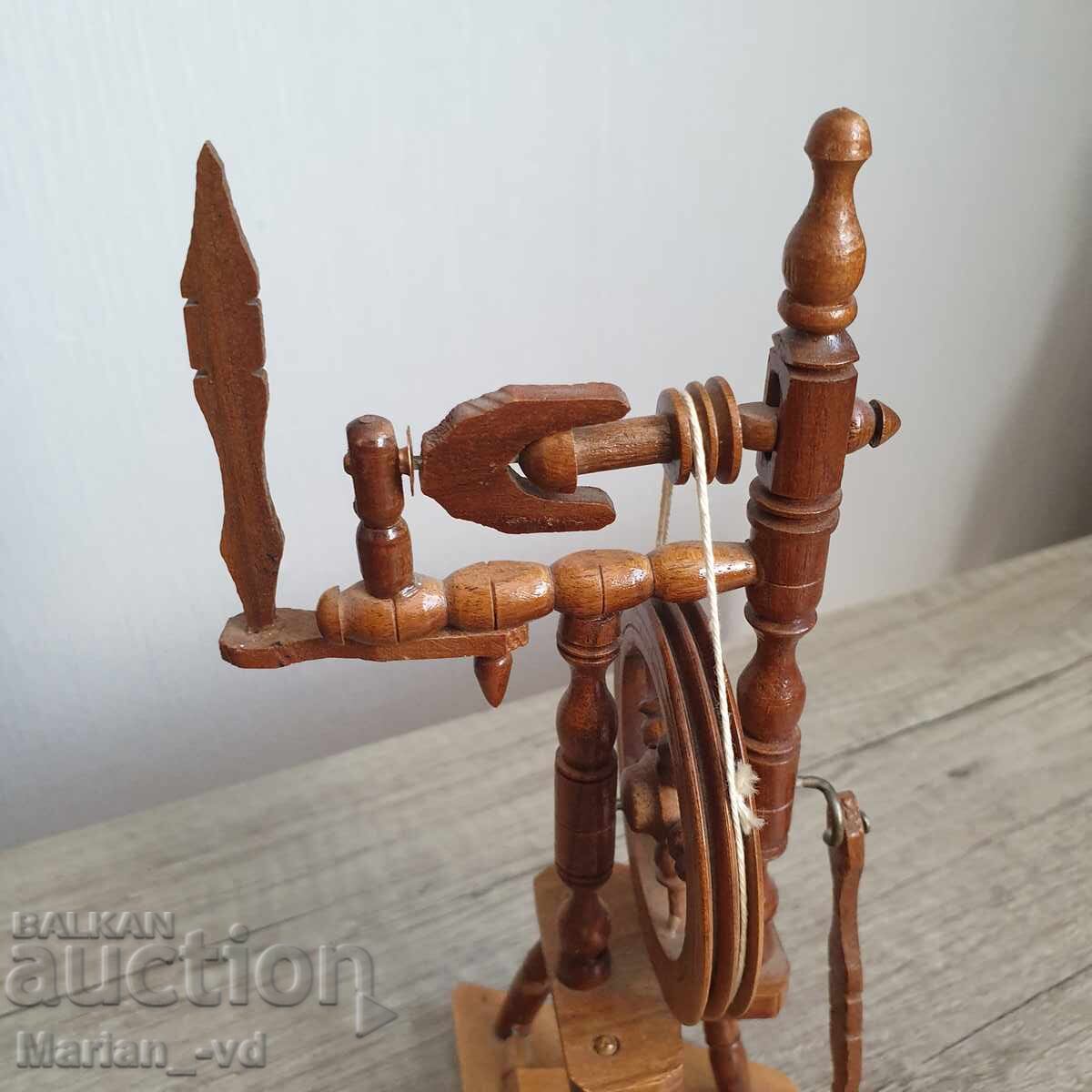 Auction Small wooden souvenir chakrak Auction Small wooden souvenir chakrak