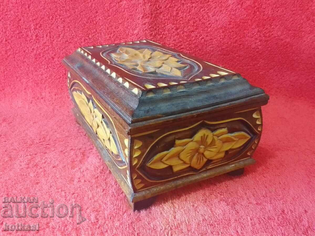 Стара дървена кутия за бижута дърворезба с цена 35.50 лв. | € 18.15 Стара дървена кутия за бижута дърворезба с цена 35.50 лв. | € 18.15