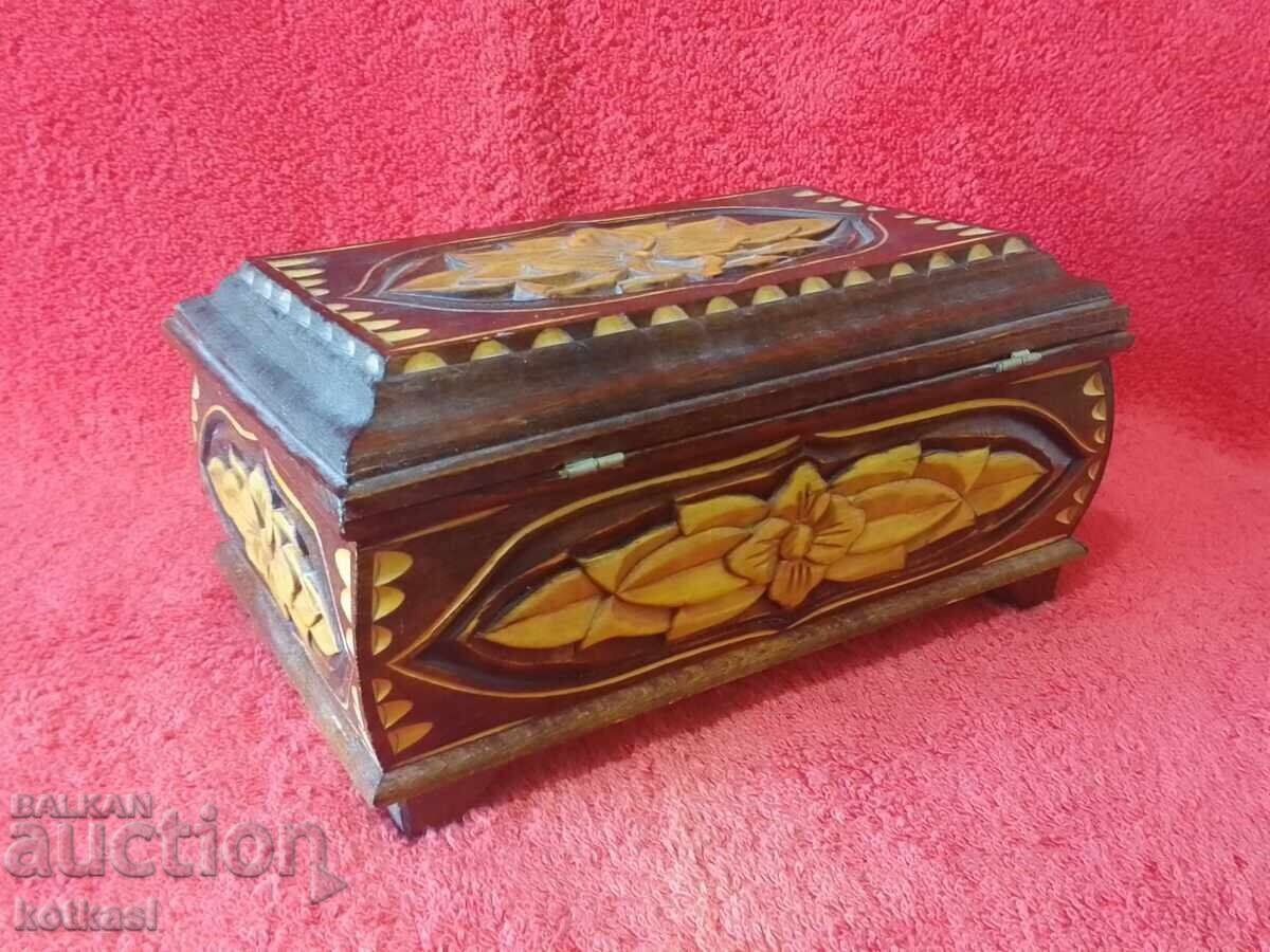 Аукцион Стара дървена кутия за бижута дърворезба Аукцион Стара дървена кутия за бижута дърворезба