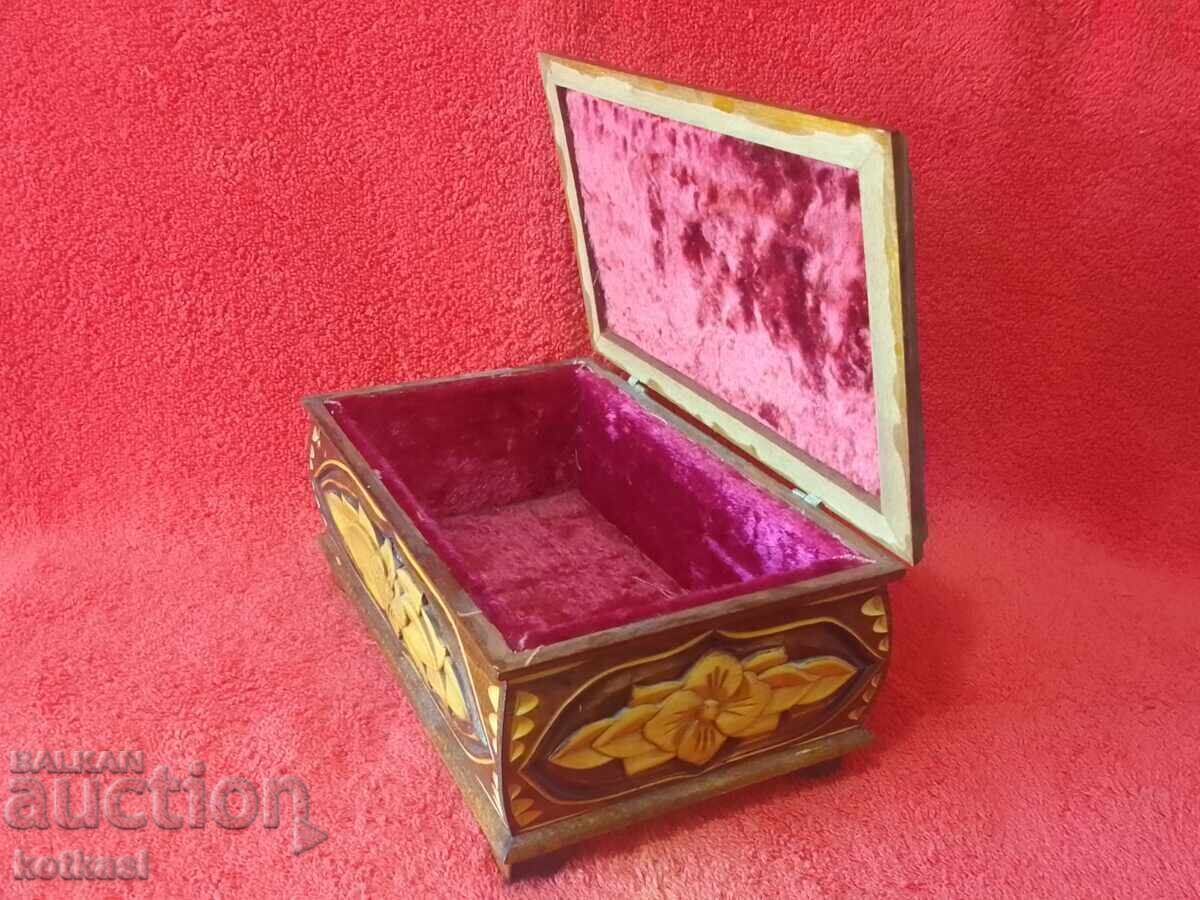 Стара дървена кутия за бижута дърворезба - 6 Стара дървена кутия за бижута дърворезба - 6