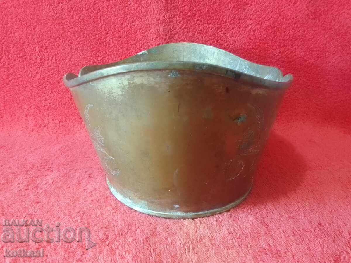 Vas de metal vechi decorat cu preț € 18.50 | 36.18 BGN