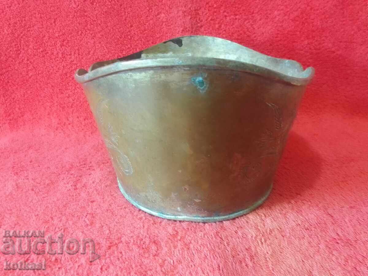 Παράδοση Παλιό διακοσμημένο μεταλλικό δοχείο