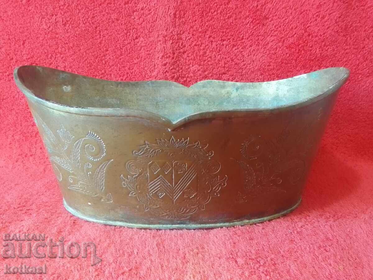 Стара украсена метална купа съд Стара украсена метална купа съд