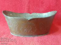 Стара украсена метална купа съд