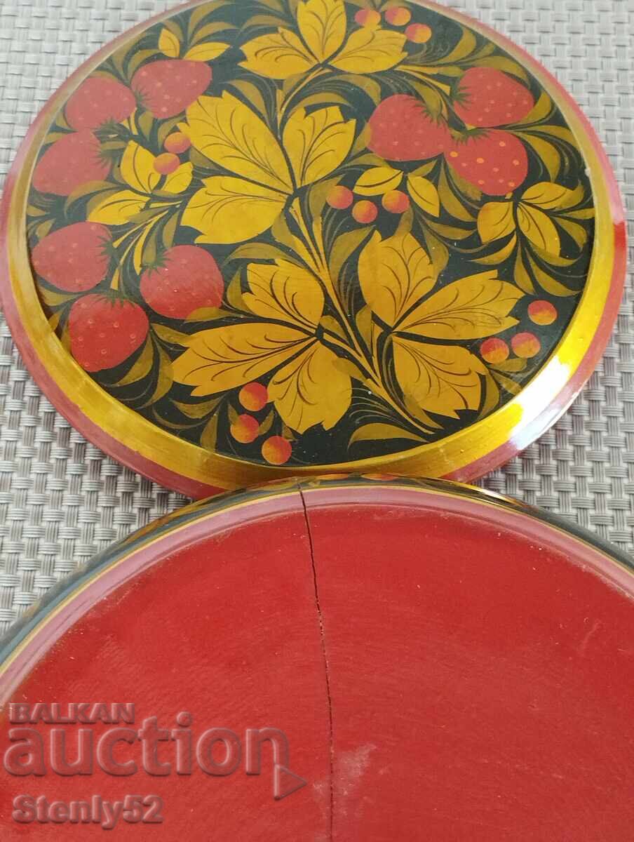 Auction Large wooden Russian box with a lid with a note. Auction Large wooden Russian box with a lid with a note.