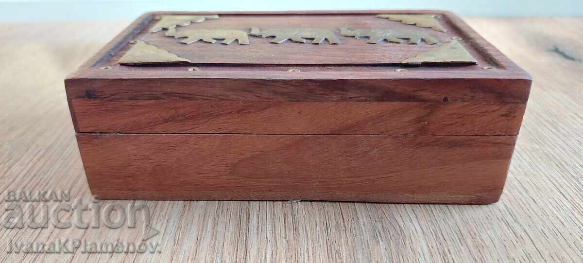 Ξύλινο κουτί με ορειχάλκινα εξαρτήματα για γνώστες, εξαιρετικό με τιμή 25.00 BGN | € 12.78 Ξύλινο κουτί με ορειχάλκινα εξαρτήματα για γνώστες, εξαιρετικό με τιμή 25.00 BGN | € 12.78