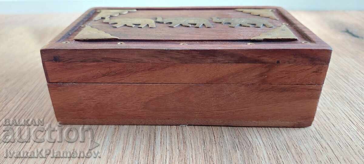 Cutie din lemn cu fitinguri din alama pentru cunoscatori, excelenta cu preț € 14.00 | 27.38 BGN