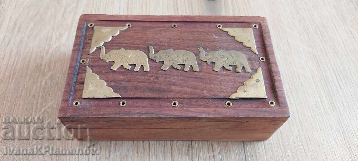 Кутийка дървена обков месинг за ценители отлична Кутийка дървена обков месинг за ценители отлична