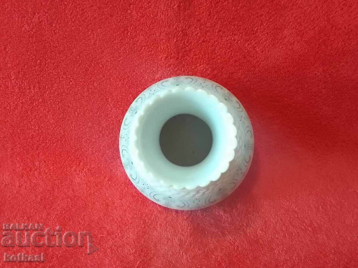 Delivery of Old porcelain vase Hutschenreuther Tirschenreuth embossed Delivery of Old porcelain vase Hutschenreuther Tirschenreuth embossed