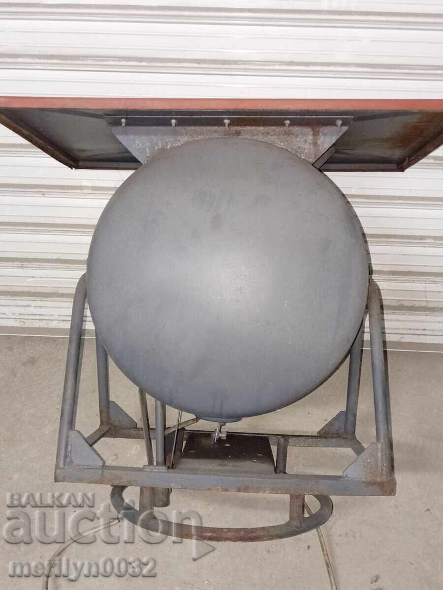 Reflector de luptă dintr-o lampă mare de mașină rotativă de șantier militar cu preț 399.90 BGN | € 204.47 Reflector de luptă dintr-o lampă mare de mașină rotativă de șantier militar cu preț 399.90 BGN | € 204.47
