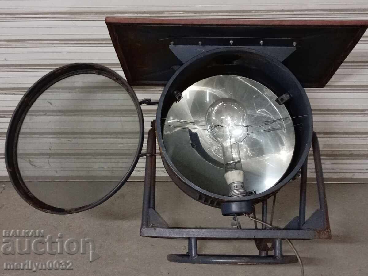 Licitație Reflector de luptă dintr-o lampă mare de mașină rotativă de șantier militar Licitație Reflector de luptă dintr-o lampă mare de mașină rotativă de șantier militar