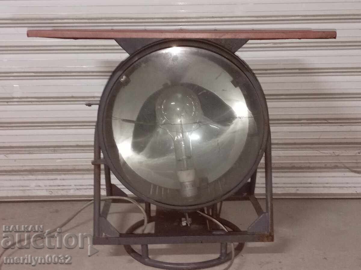 Reflector de luptă dintr-o lampă mare de mașină rotativă de șantier militar Reflector de luptă dintr-o lampă mare de mașină rotativă de șantier militar