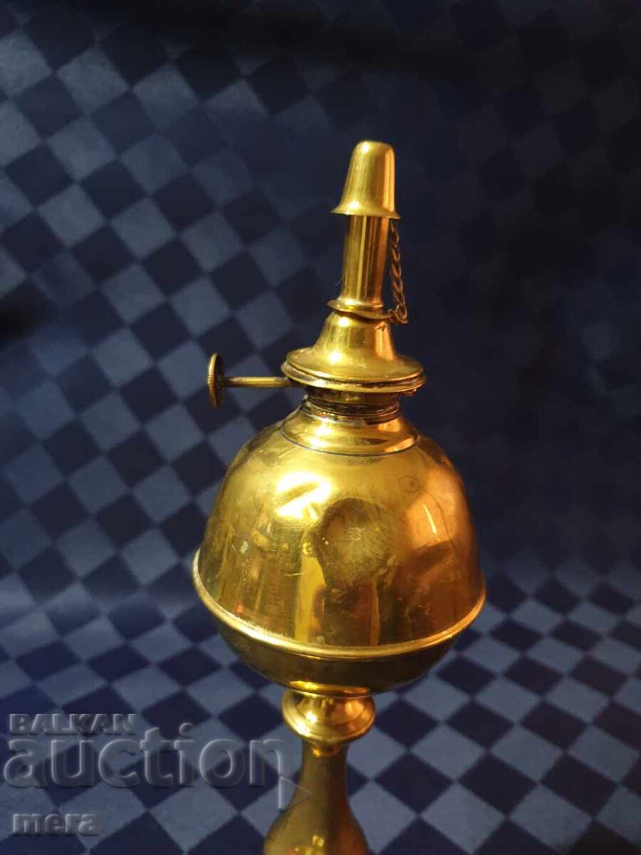 Lampă elegantă din alamă cu preț 45.00 BGN | € 23.01 Lampă elegantă din alamă cu preț 45.00 BGN | € 23.01